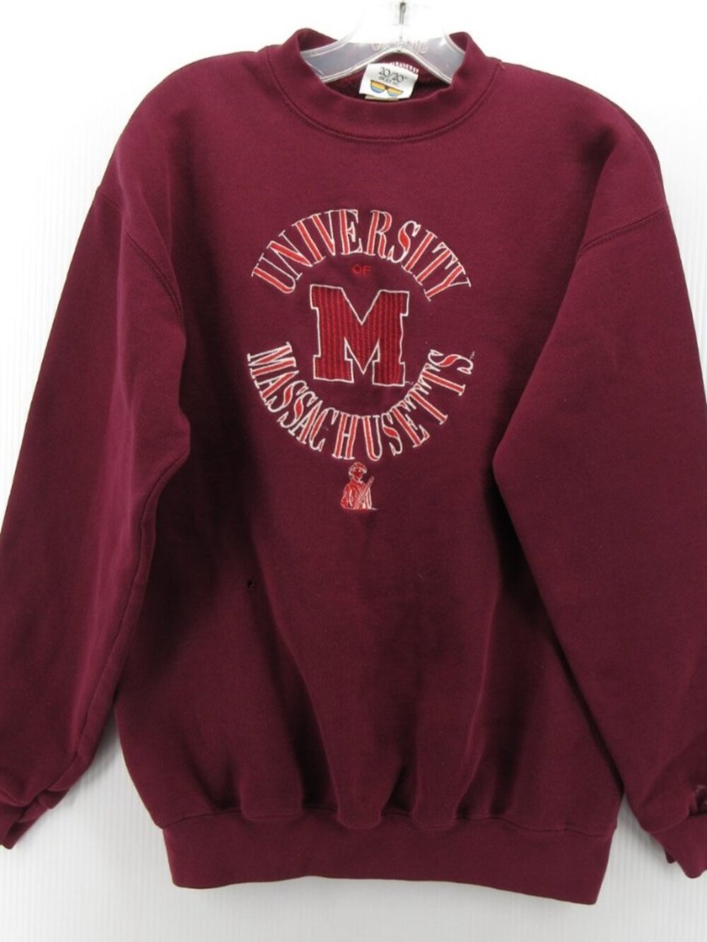 VGT UMass Minutemen Sweatshirt Men Medium University Embroidered 90s USA *